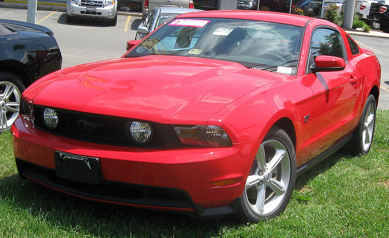 800px-2010_Ford_Mustang_GT_2_--_07-01-2009